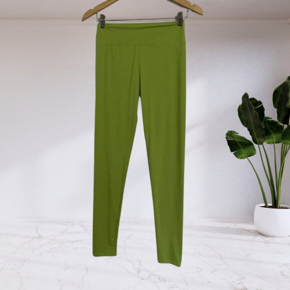 Butter Soft Bright Green Stretch Leggings – Size Medium – Comfy Everyday Fit - Picture 1 of 10